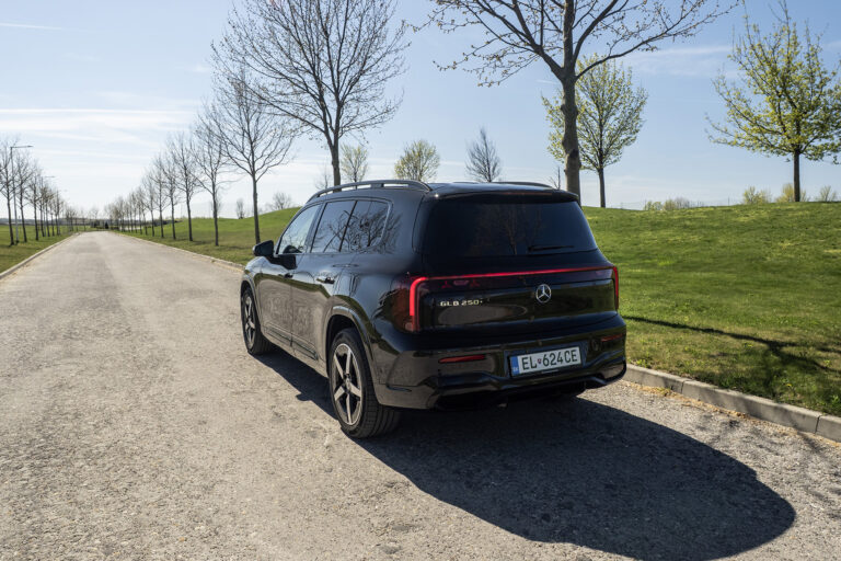 Základná silueta Mercedesu GLB nadväzuje na predchodcu.