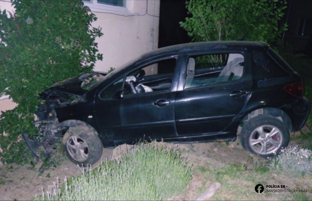 Opit&yacute; vodič v Podbrezovej narazil autom do bytov&eacute;ho domu, naf&uacute;kal viac ako dve promile &ndash; FOTO - SITA.sk