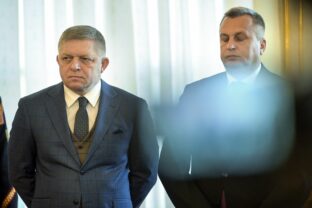 Premiér a líder Smeru-SD Robert Fico a predseda SNS a podpredseda parlamentu Andrej Danko.