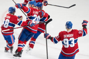 Juraj Slafkovský sa so spoluhráčmi teší zo svojho gólu na 4:1, v treťom zápase 2. kola play-off NHL, v ktorom jeho Montreal zdolal Buffalo 6:2 a ujal sa vedenia v sérii 2:1 na zápasy. Montreal, 10. máj 2026
