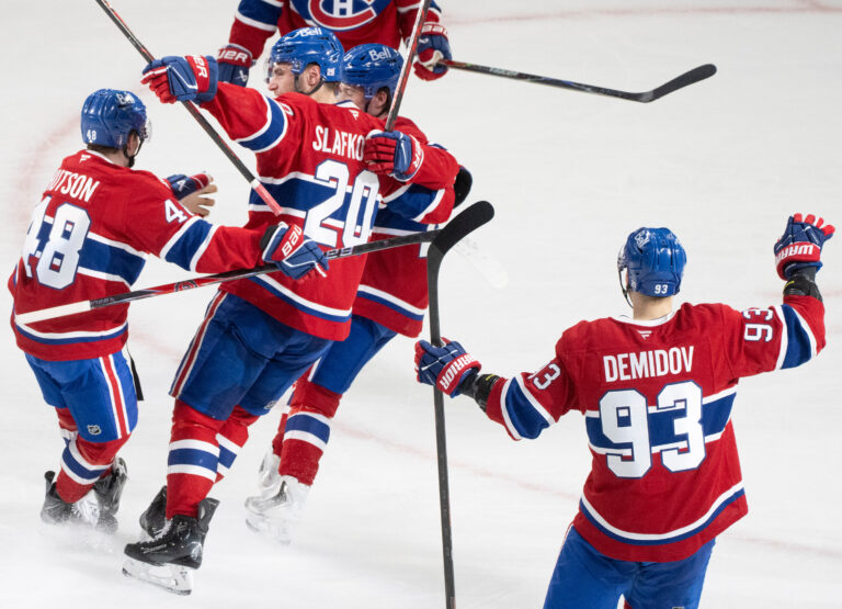 Juraj Slafkovský sa so spoluhráčmi teší zo svojho gólu na 4:1, v treťom zápase 2. kola play-off NHL, v ktorom jeho Montreal zdolal Buffalo 6:2 a ujal sa vedenia v sérii 2:1 na zápasy. Montreal, 10. máj 2026