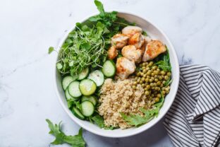 Kurací quinoa bowl