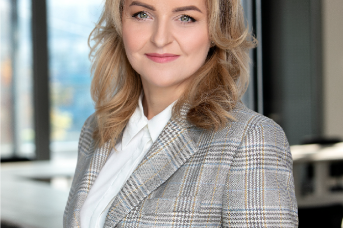 Silviahallova_grantthornton_transparent_small.png