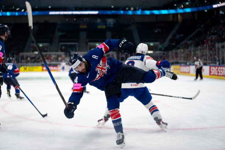 Fotografie zo zápasu Veľká Británia - USA na MS v hokeji 2026.