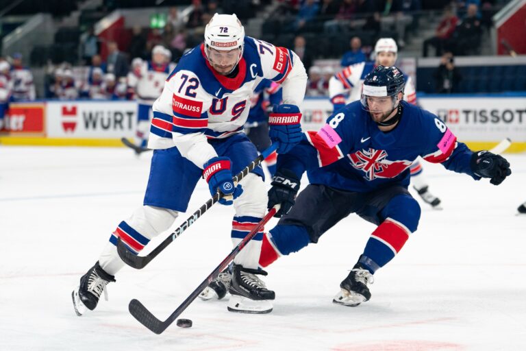 Fotografie zo zápasu Veľká Británia - USA na MS v hokeji 2026.