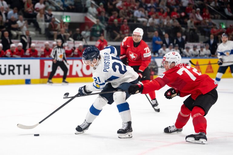 Fotografie zo zápasu Švajčiarsko - Fínsko na MS v hokeji 2026.