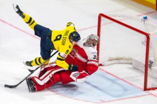 Fotografie zo zápasu Dánsko - Švédsko na MS v hokeji 2026.