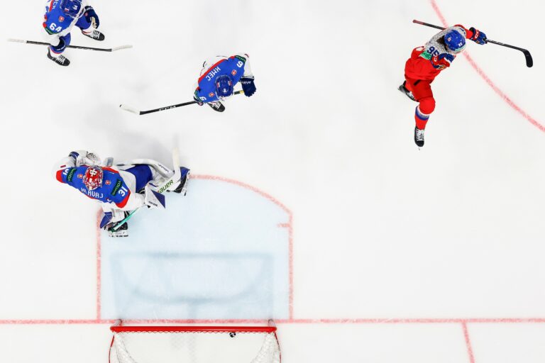 Fotografie zo zápasu Slovensko - Česko na MS v hokeji 2026.
