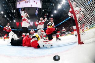 Fotografie zo zápasu Rakúsko - Švajčiarsko na MS v hokeji 2026.