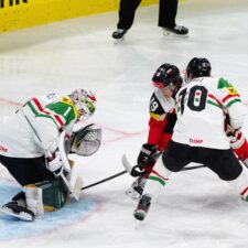 Fotografie zo zápasu Rakúsko - Maďasko na MS v hokeji 2026.