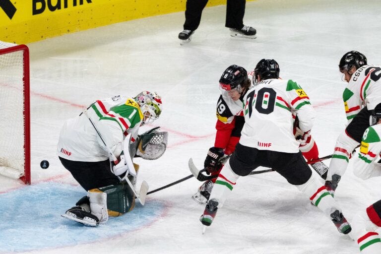 Fotografie zo zápasu Rakúsko - Maďasko na MS v hokeji 2026.