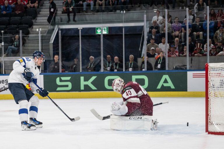 Fotografie zo zápasu Lotyšsko - Fínsko na MS v hokeji 2026.