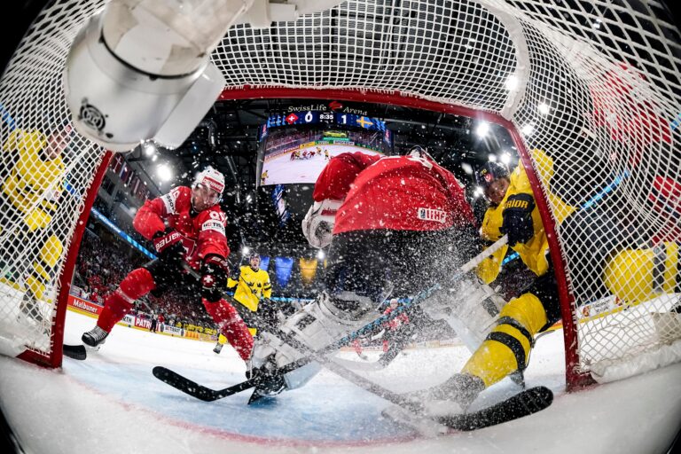 Fotografie štvrťfinále Švajčiarsko - Švédsko na MS v hokeji 2026.