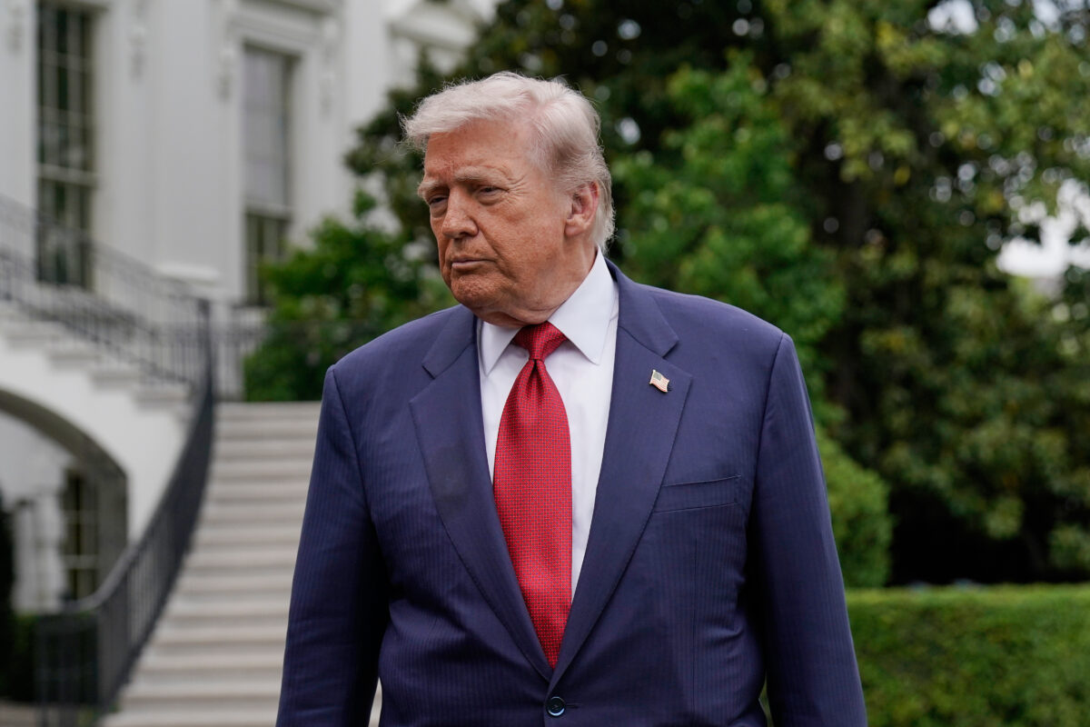 Trump odhalil svoju pozl&aacute;ten&uacute; sochu, pastor odmieta prirovnania k modle - SITA.sk