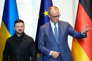 Ukrajinský prezident Volodymyr Zelenskyj a nemecký kancelár Friedrich Merz.