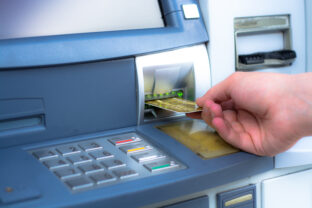 Výber z bankomatu, bankové poplatky, koľko sa platí za výber z bankomatu