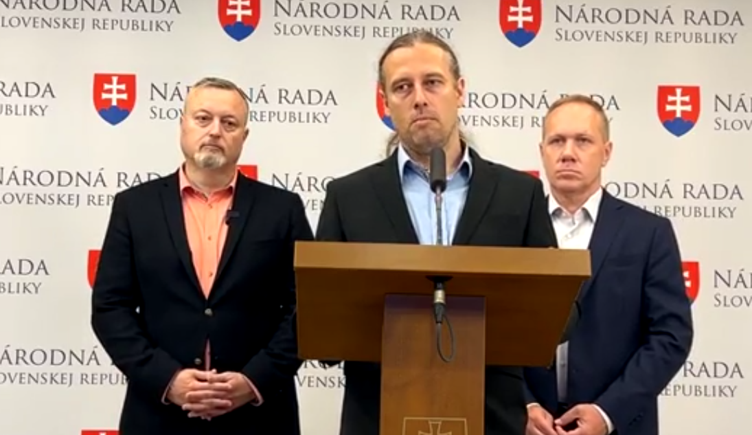 Otec &scaron;tyroch det&iacute; zostal v &scaron;oku po vy&uacute;čtovan&iacute;: &Scaron;t&aacute;tu m&aacute; vr&aacute;tiť vy&scaron;e 5-tis&iacute;c eur, ktor&eacute; predt&yacute;m dostal na daňovom bonuse na deti - VIDEO - SITA.sk