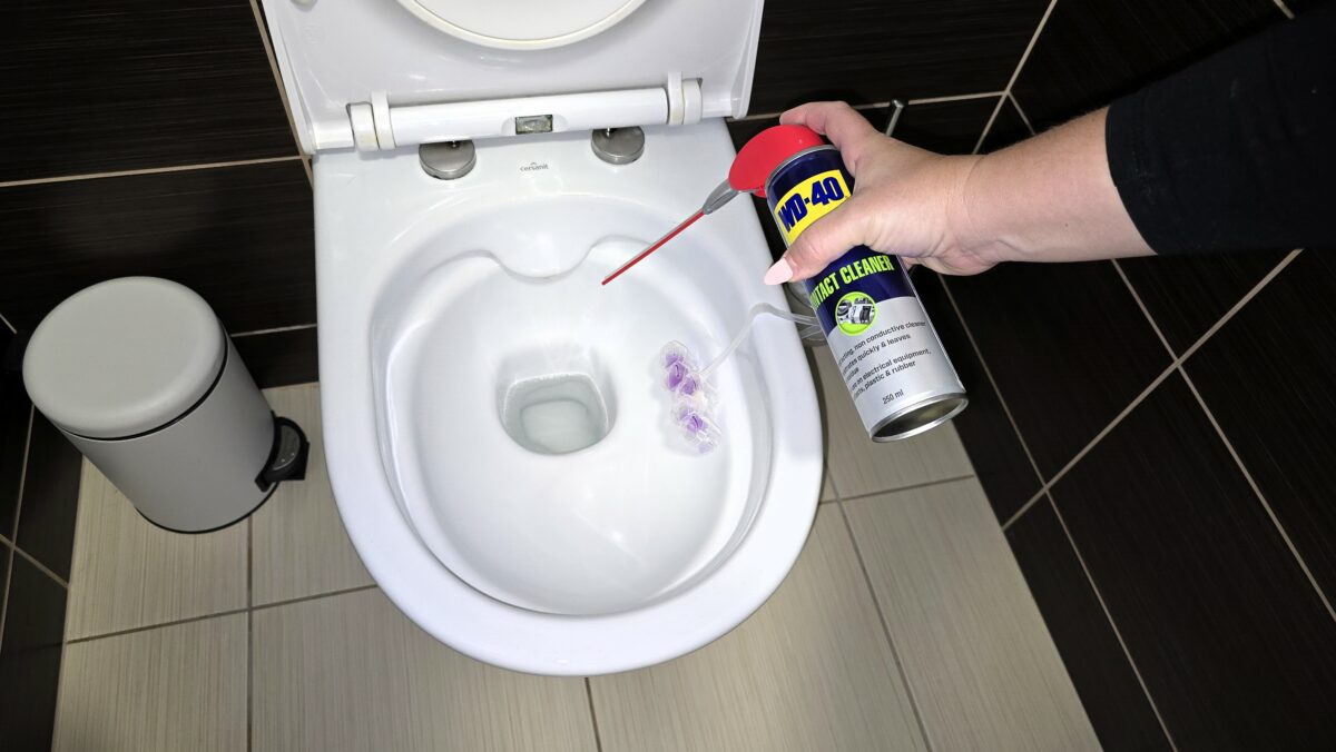 Začala som striekať WD 40 do toalety
