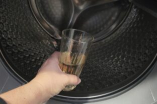 Stačí jeden pohár a vaša práčka bude zasa ako nová