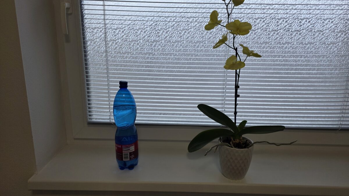 fľaša vody na okne