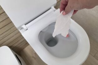 vyhadzovanie odpadu do záchodu