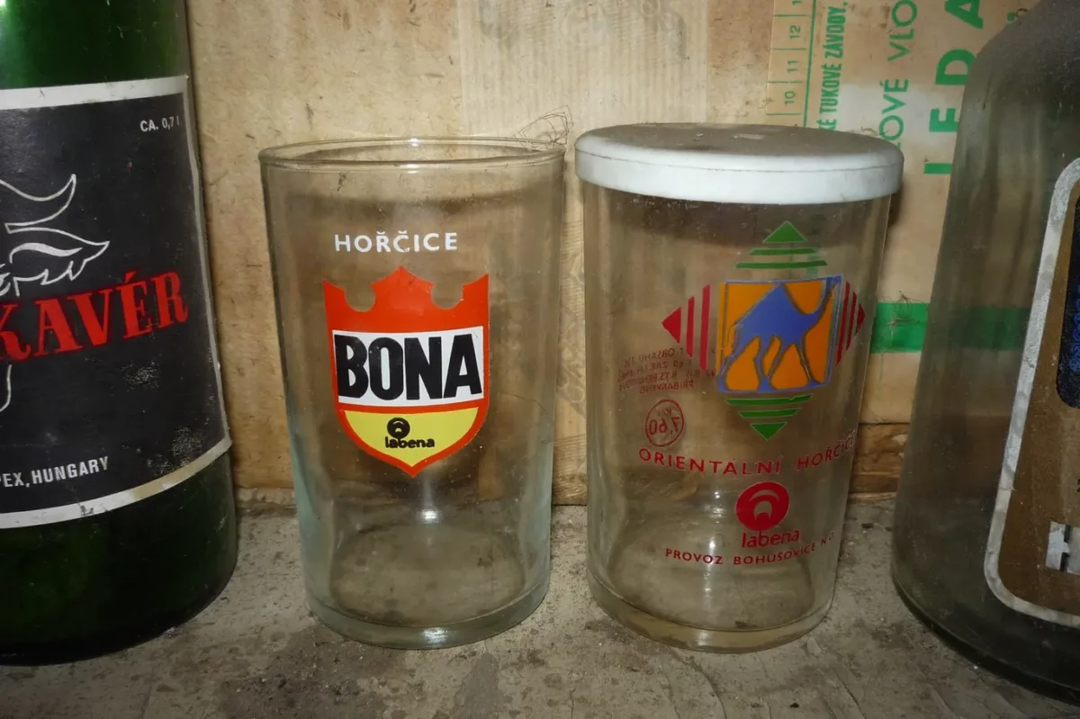 retro sklenené poháre