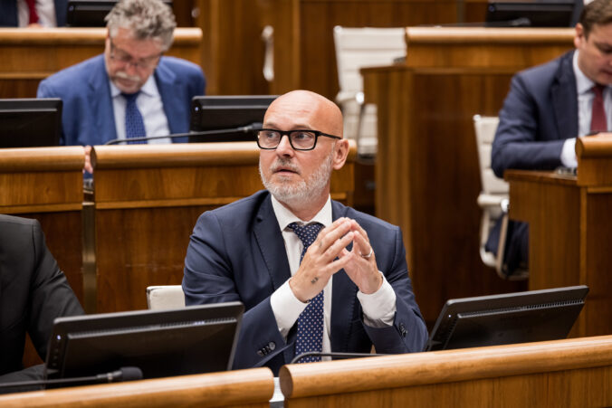 Celková podpora vládneho bloku sa oslabila, liberáli siahajú Republike na päty a v prieskume si pohoršil aj Hlas-SD