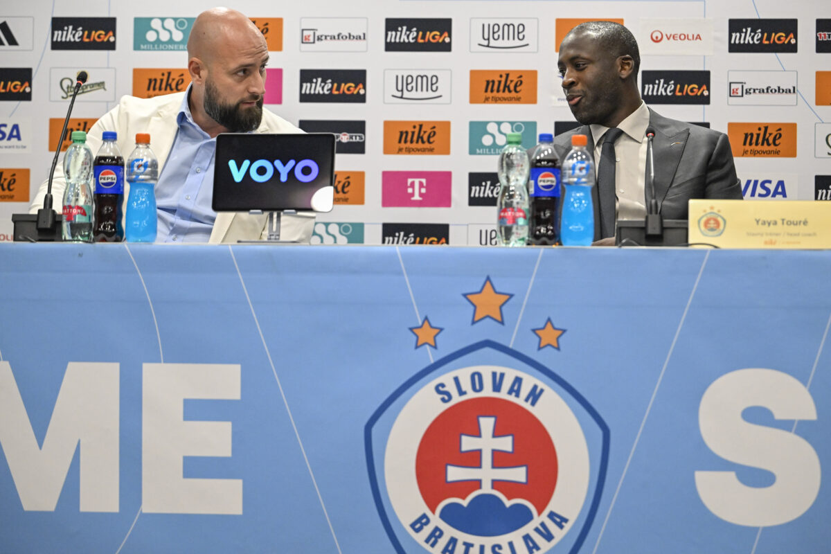 Top foto dňa (16. j&uacute;n 2026): Tr&eacute;ner &Scaron;K Slovan Bratislava, protesty Nie G7, Om&aacute;nsky z&aacute;liv a n&aacute;v&scaron;teva v SAV - SITA.sk