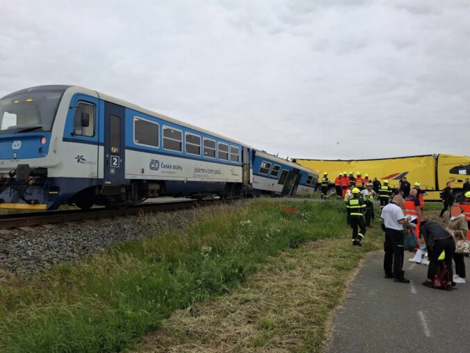 Zrážka vlaku s kamiónom si vyžiadala zásah hasičov, ohrozených bolo 26 cestujúcich – FOTO