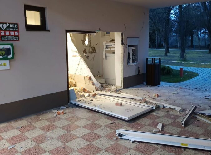 Úrad inšpekčnej služby obvinil mladú policajtku, u ktorej končili peniaze z vykradnutých bankomatov – VIDEO, FOTO