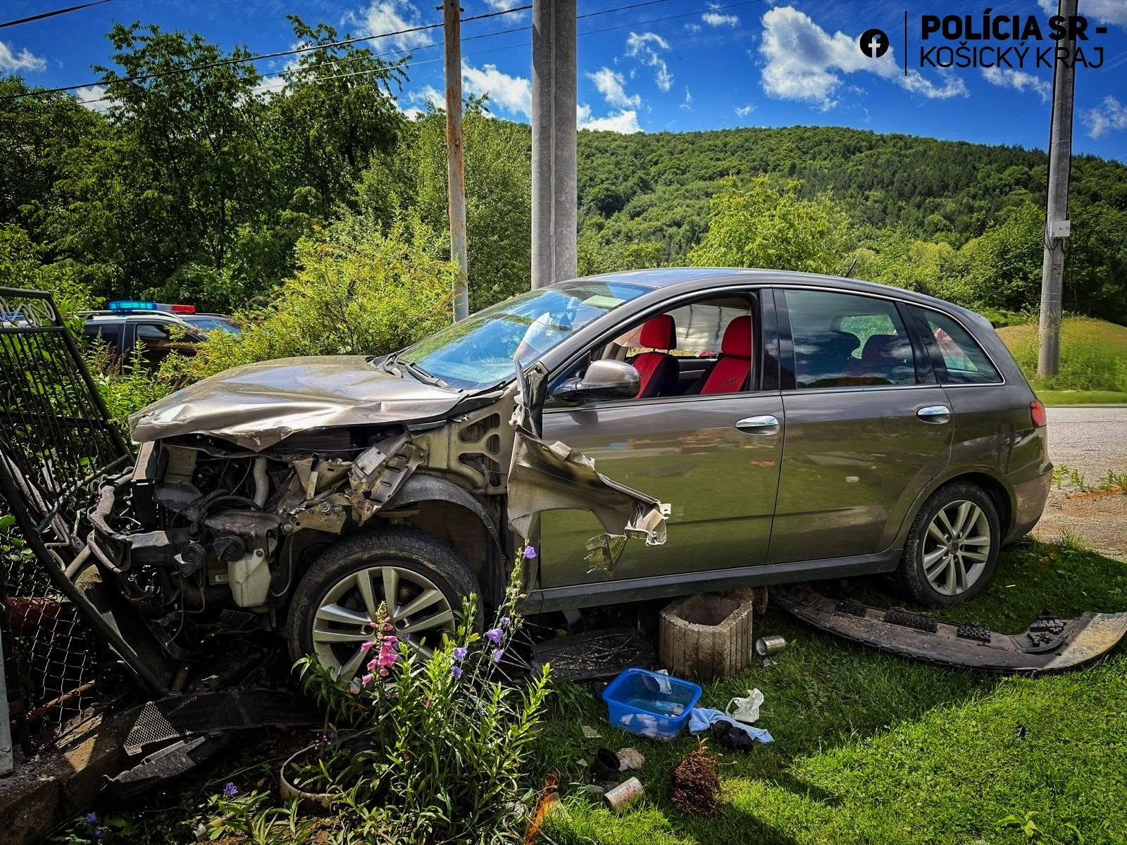 Opit&yacute; vodič vp&aacute;lil autom do z&aacute;hrady rodinn&eacute;ho domu. Zranen&uacute; ženu previezli do nemocnice vrtuľn&iacute;kom &ndash; FOTO - SITA.sk