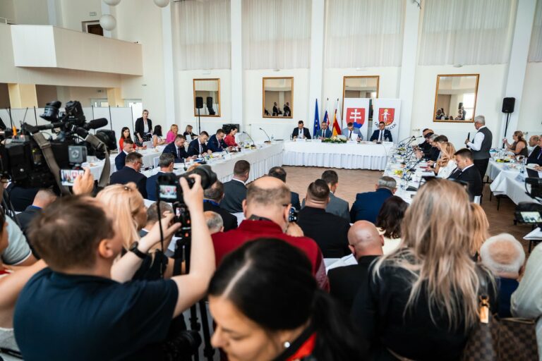 Rokovanie vlády v obci Malcov.jpg