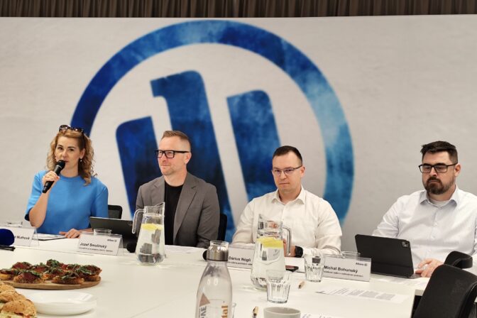 Jozef Smolinský, Dárius Nógli a Michal Bohunský z Allianz na tlačovej konferencii o novele zákona o PZP a poistení vozidiel v roku 2026 v Bratislave.