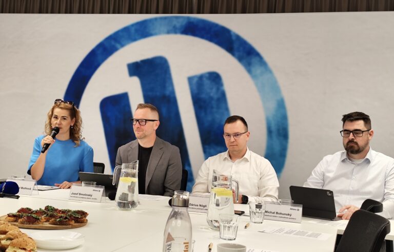 Jozef Smolinský, Dárius Nógli a Michal Bohunský z Allianz na tlačovej konferencii o novele zákona o PZP a poistení vozidiel v roku 2026 v Bratislave.