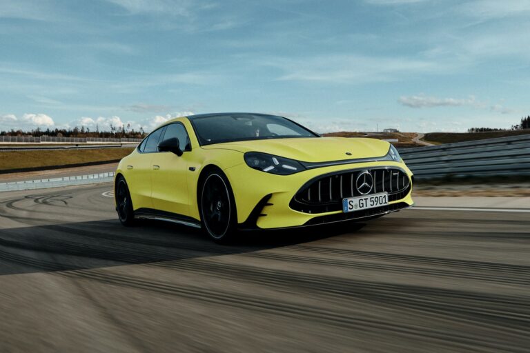 Das neue Mercedes AMG GT 4 Türer Coupé:  Revolutionäre Performance. Maximale Intensität.The new Mercedes AMG GT 4 Door Coupé: Revolutionary performance. Maximum intensity.