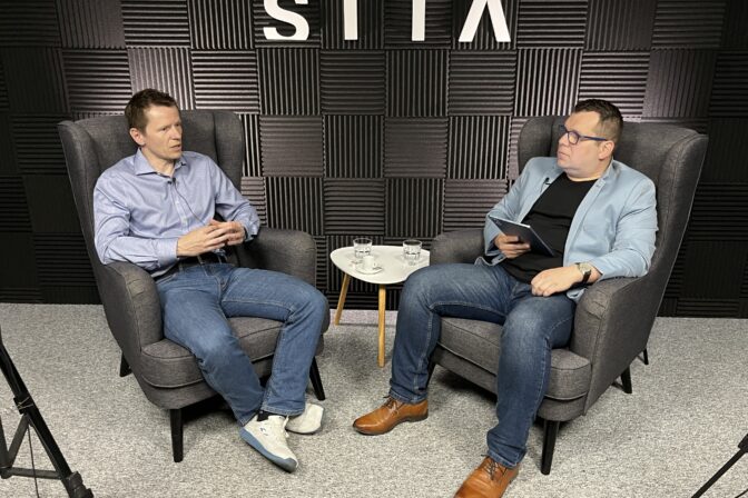 Analytik INESS Radovan Ďurana počas rozhovoru pre SITA v podcaste Má to Filipa.