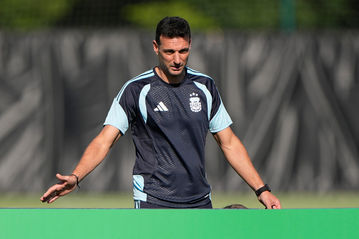 Teplo a hydratačn&eacute; prest&aacute;vky pom&aacute;haj&uacute; slab&scaron;&iacute;m t&iacute;mom. Futbal sa rozdelil na &scaron;tyri &scaron;tvrtiny, tvrd&iacute; tr&eacute;ner Argent&iacute;ny - SITA.sk