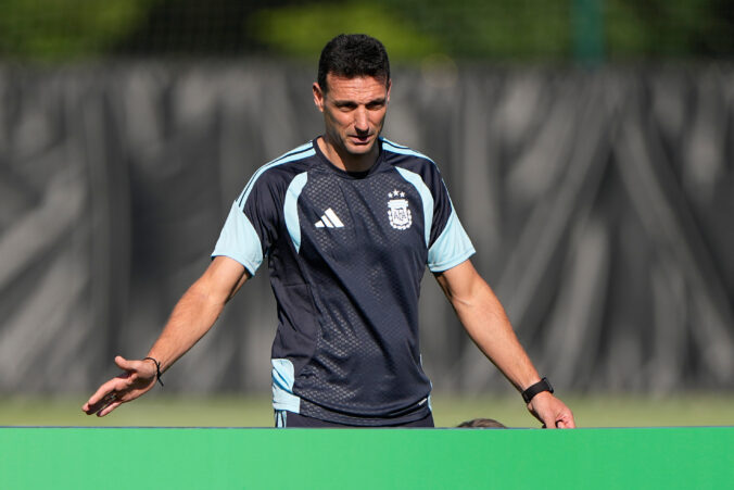 Teplo a hydratačné prestávky pomáhajú slabším tímom. Futbal sa rozdelil na štyri štvrtiny, tvrdí tréner Argentíny