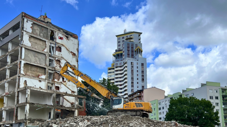 Asanácia objektu Kovoprojekt na Miletičovej ulici v Bratislave.