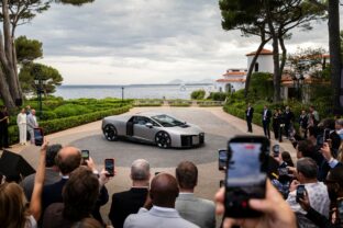 Audi presents its first supercar with a high performance hybrid