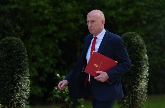 Britský minister obrany odstúpil, Starmerovu vládu obvinil z podfinancovania armády