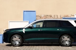 Revolúcia od BYD: Magnetické tlačidlo na palubovku ovláda auto aj na diaľku!