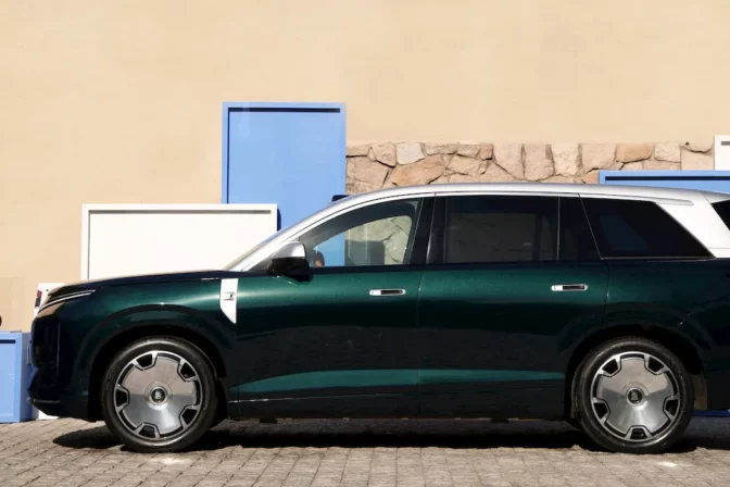 Revolúcia od BYD: Magnetické tlačidlo na palubovku ovláda auto aj na diaľku!