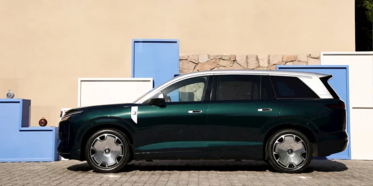 Revolúcia od BYD: Magnetické tlačidlo na palubovku ovláda auto aj na diaľku!