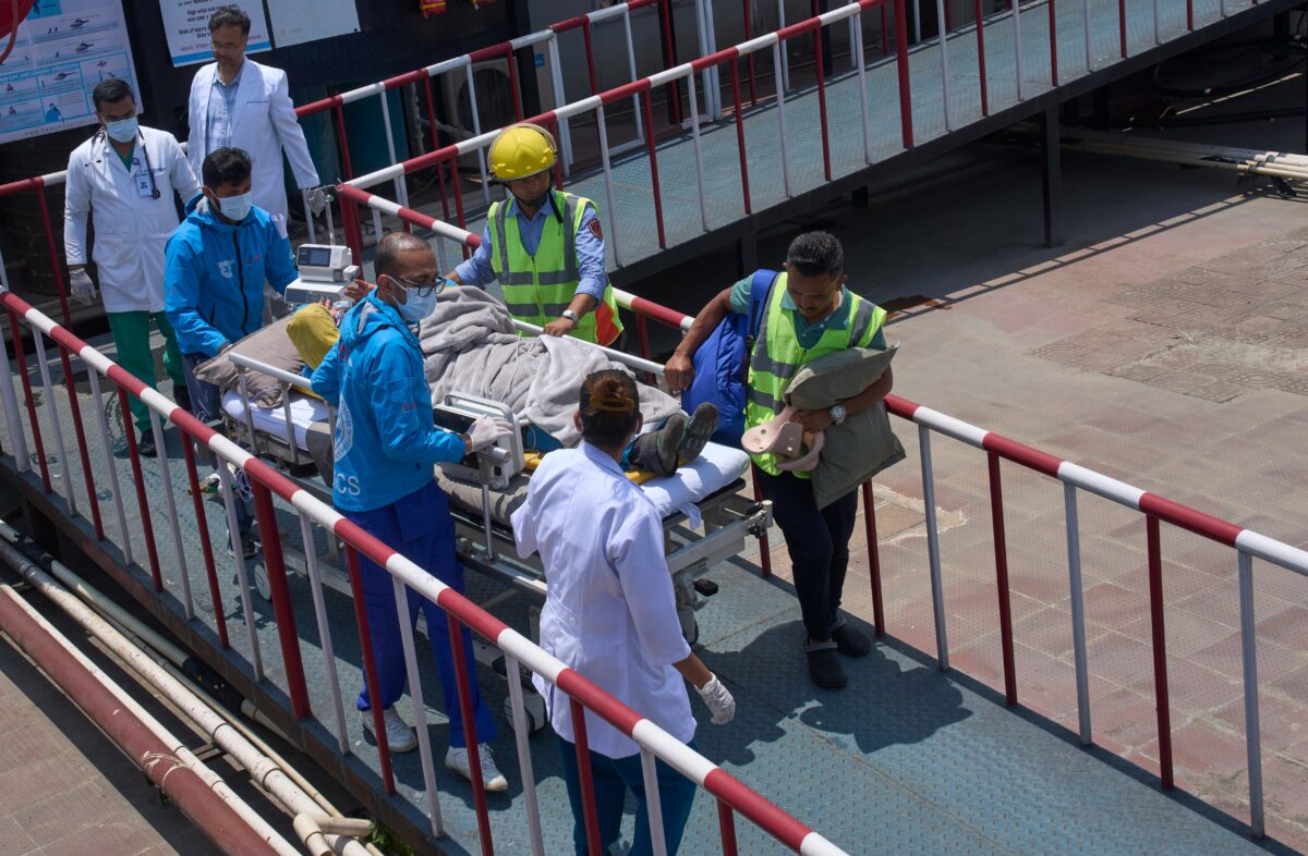Dawa &Scaron;erpa prežil pod Mount Everestvom t&yacute;ždeň bez kysl&iacute;ka, zachr&aacute;nili ho k&uacute;sky čokol&aacute;dy - SITA.sk