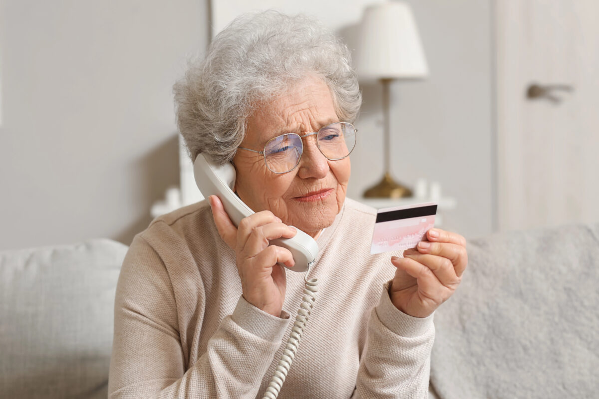 telefonický podvod na seniorke