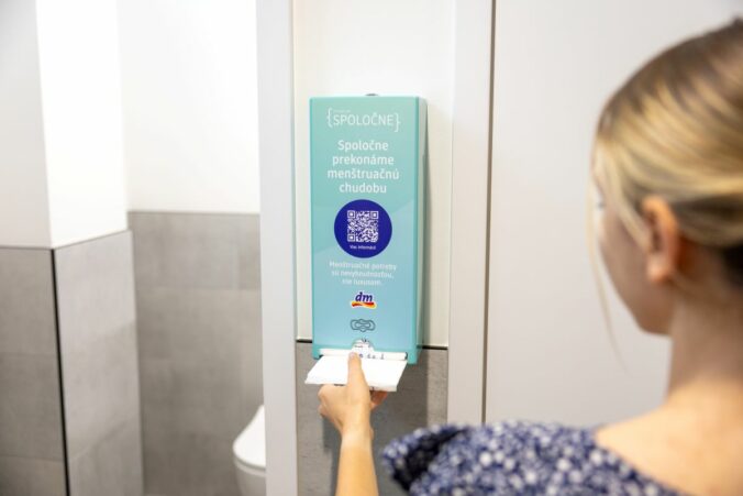 Dm sa dlhodobo venuje teme zenskeho zdravia a pomaha_pre 45 skol zabezpecila menstruacne zasobniky s potrebami co predstavuje pomoc pre viac ako 5 000 ziacok. .jpg