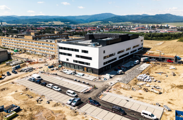 Nový pavilón spišskonovoveskej nemocnice má dokončenú fasádu. Výstavba naďalej pokračuje s časovým predstihom