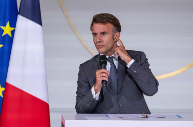 Macron chce s Trumpom rokovať o clách na víno „ohľaduplne, ale rozhodne“