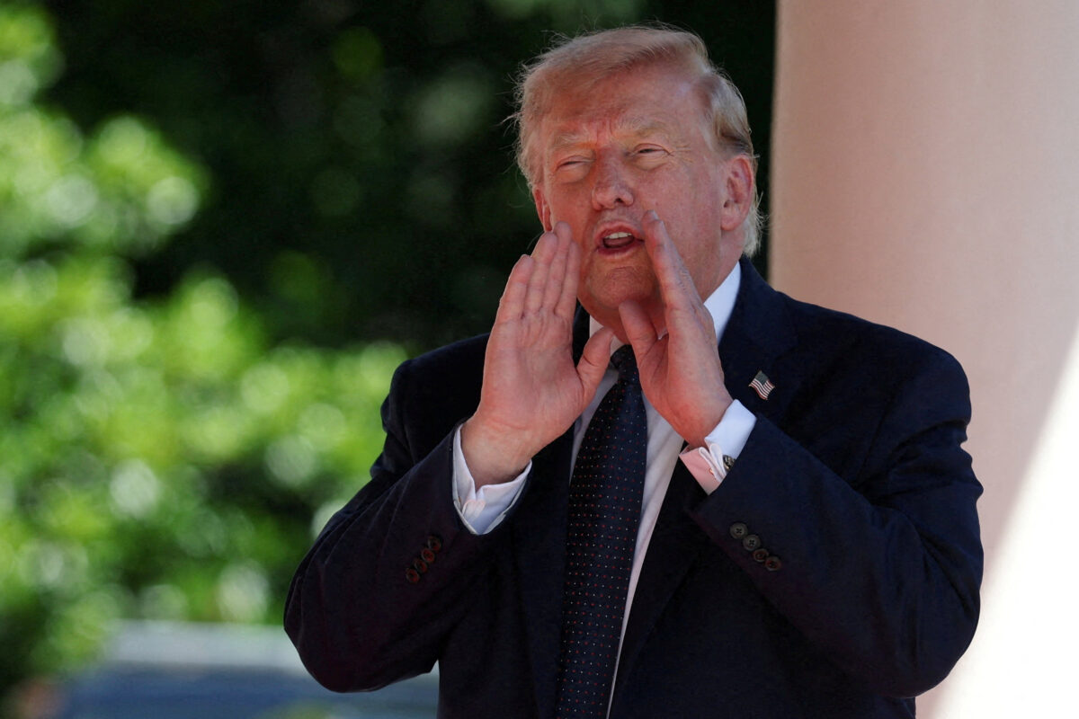 Trump, JD Vance a K&aacute;l&iacute;b&aacute;f elektronicky podp&iacute;sali dohodu o skončen&iacute; vojny, potvrdil zdroj z americkej administrat&iacute;vy - SITA.sk